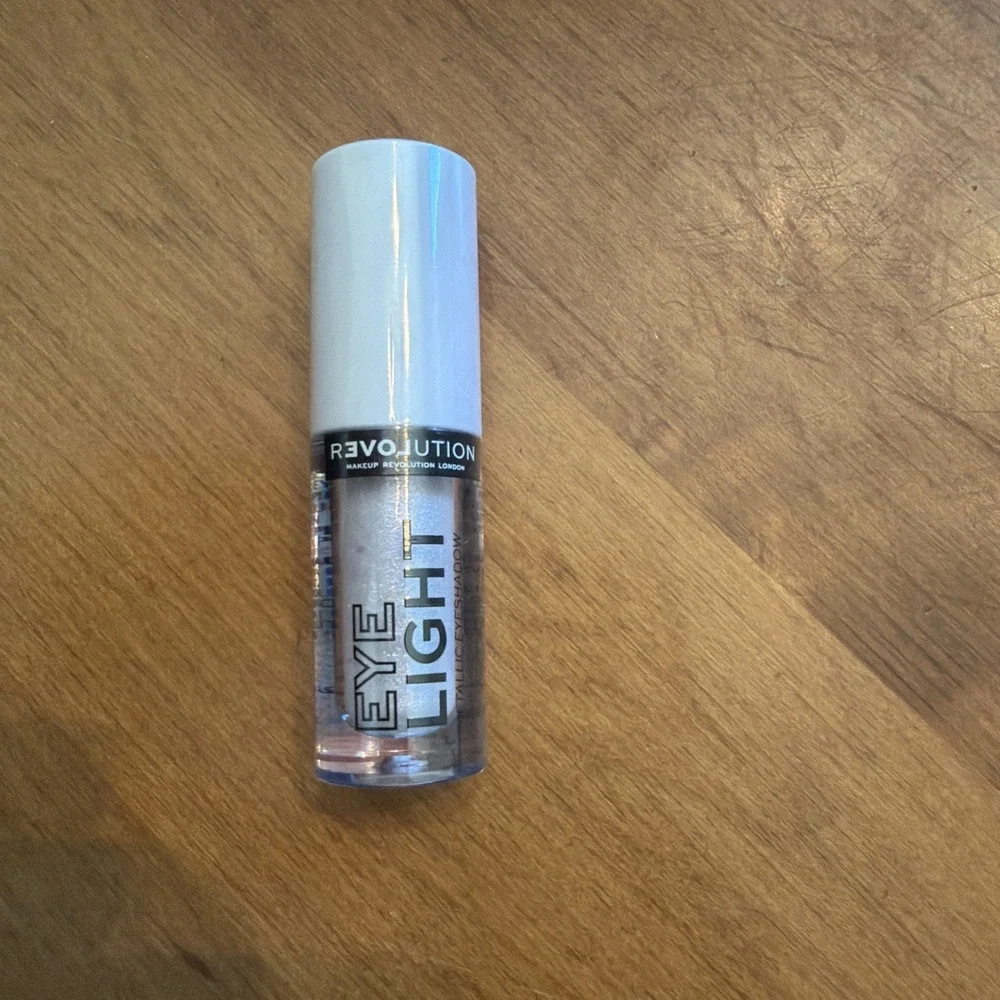 NEW Revolution‎ Eye Light Liquid Eyeshadow in Shine Metallic